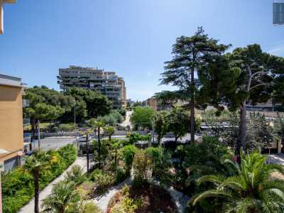 Affacciandoci infine dalla balaustra ammiriamo dall�alto il sontuoso e verde giardino della dimora